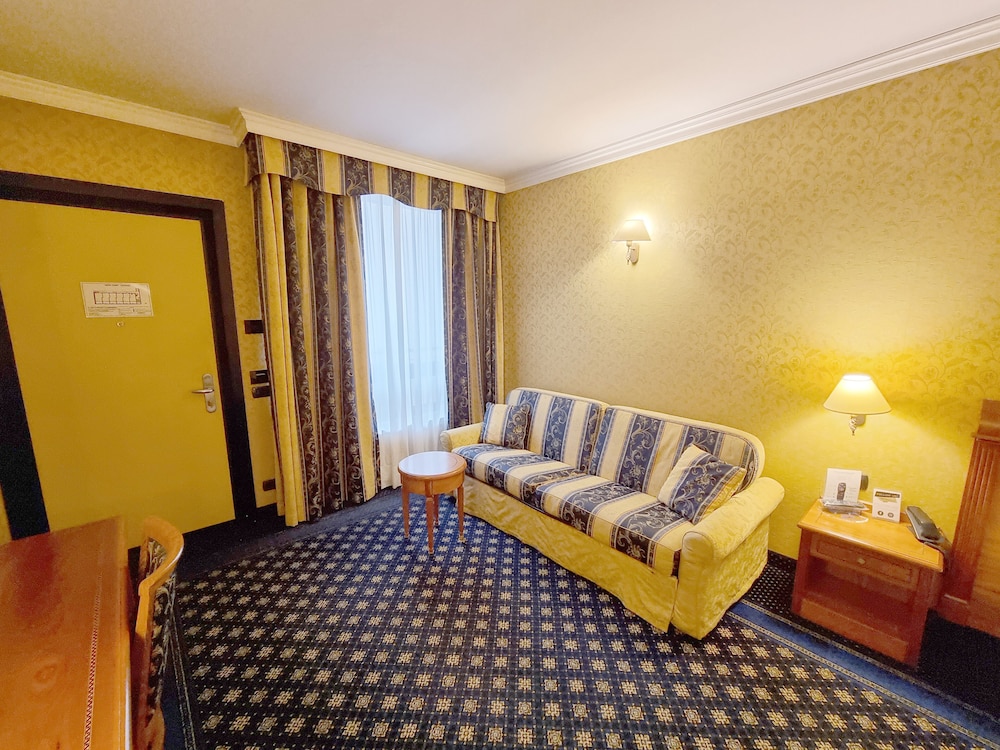 Hotel Ovest 18/34