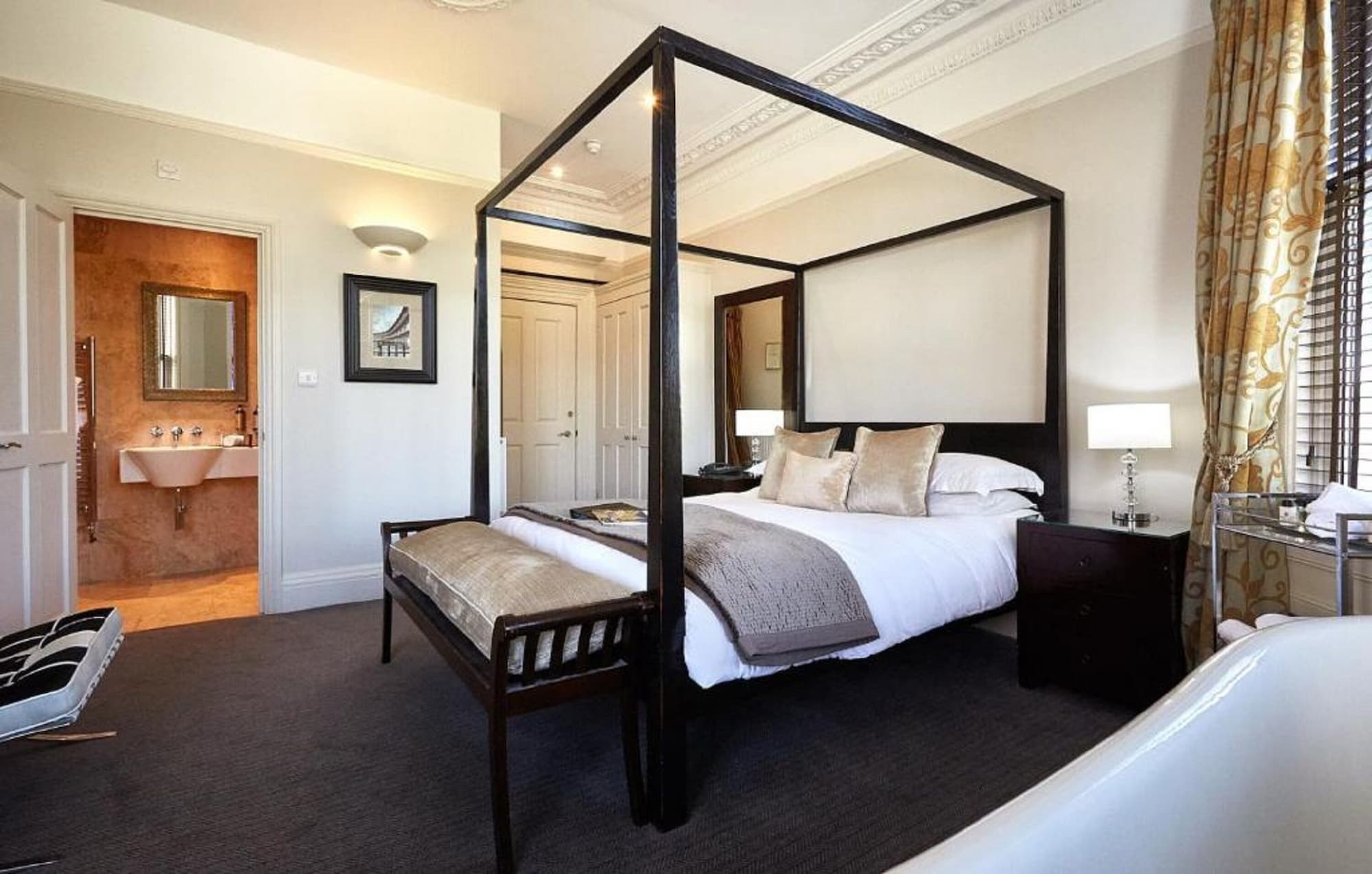 Four Poster, King Bed, City View