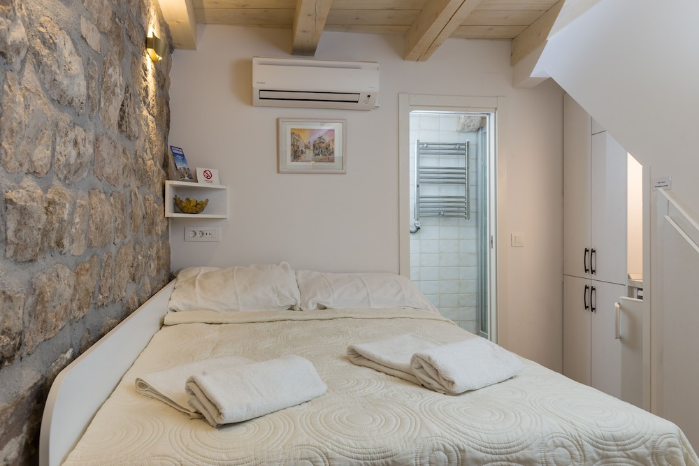 ROOM, DOUBLE BED, GROUND FLOOR