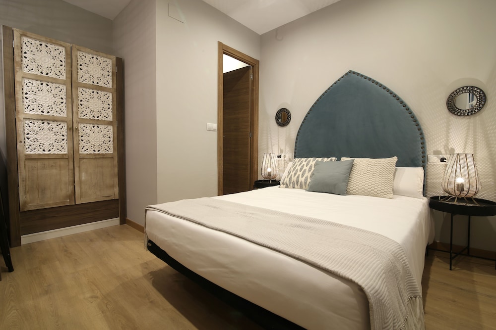 ABRACADABRA SUITES 8/54