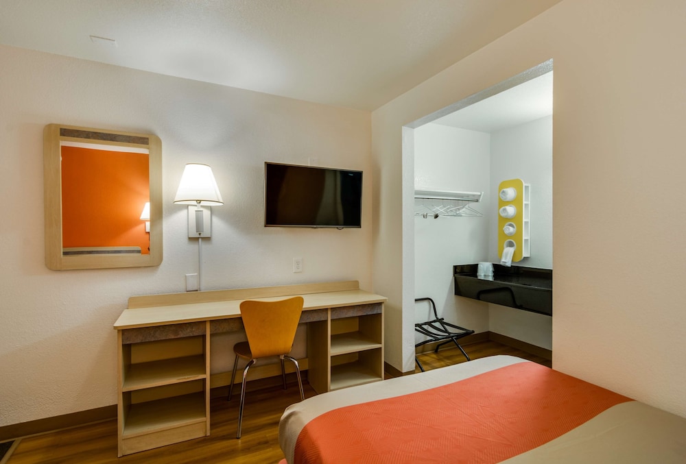 Motel6 Schiller Park, IL - Chicago O'Hare 20/48