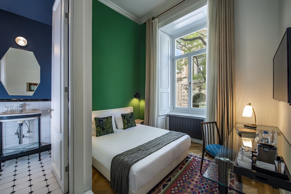 STANDARD, QUEEN BED