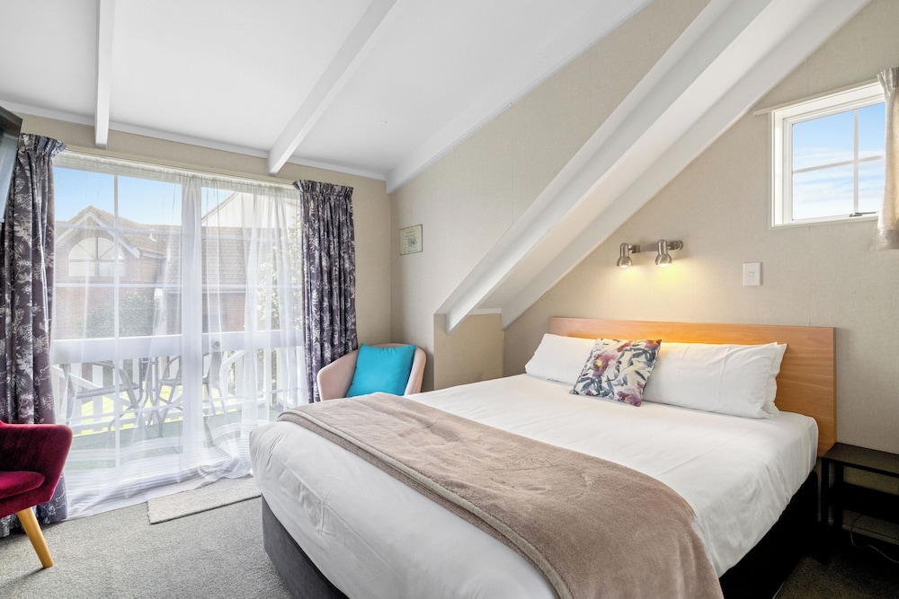Cottage Mews Motel 17/72
