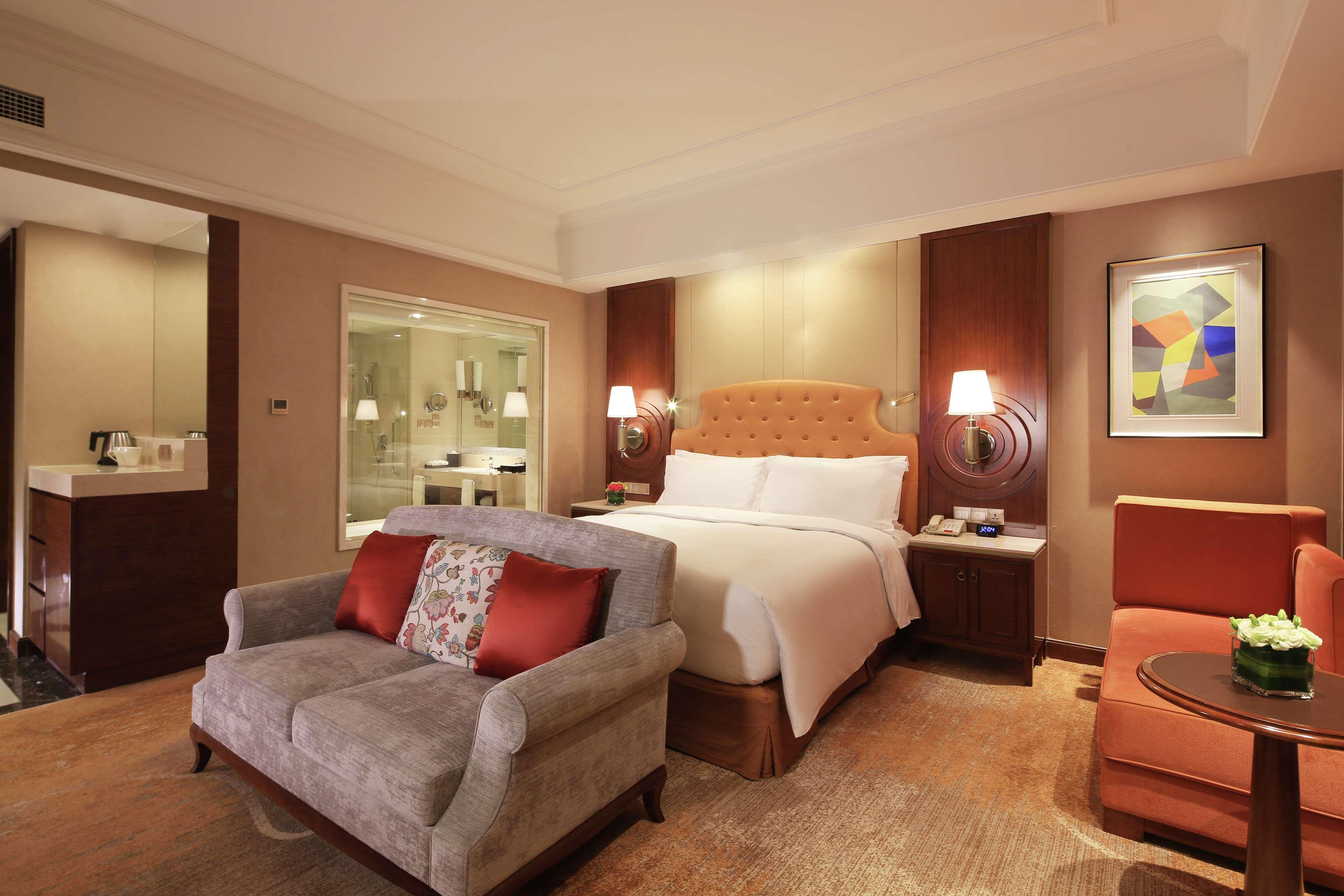 GUEST ROOM, PREMIER, KING BED