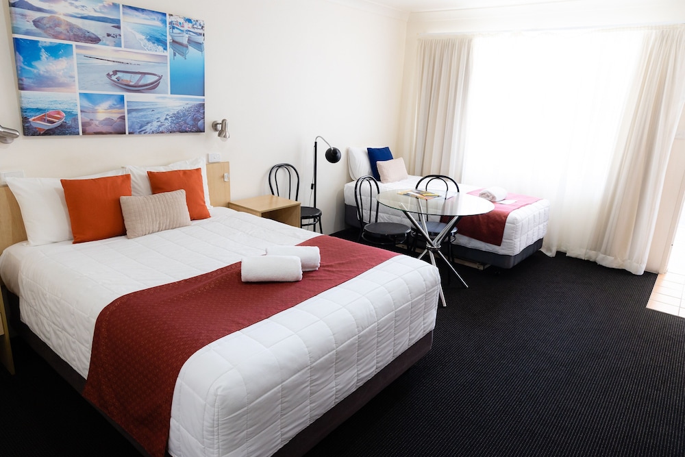 Superior, Queen Bed, Kitchenette
