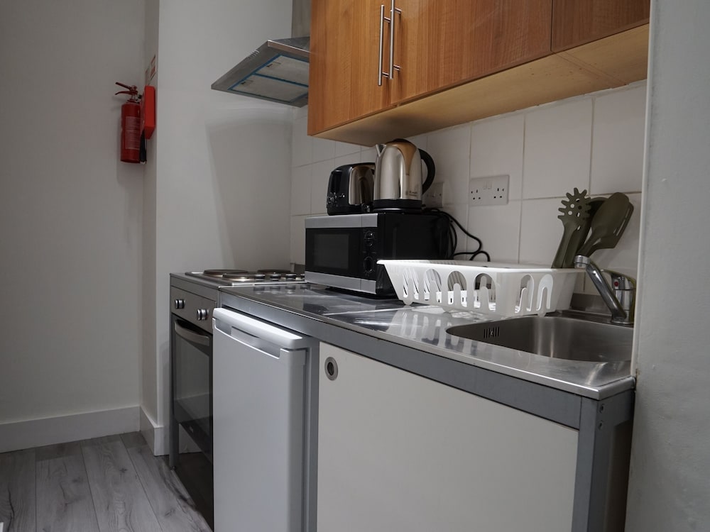 London Queens Apartments 3/50