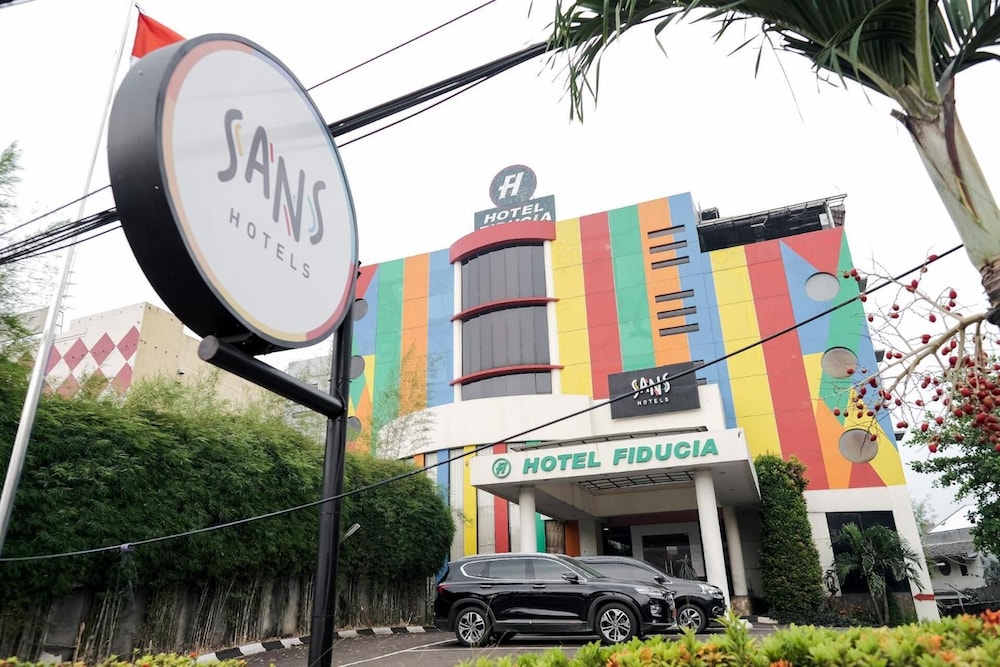 Super OYO Townhouse OAK Hotel Fiducia Serpong 1/44