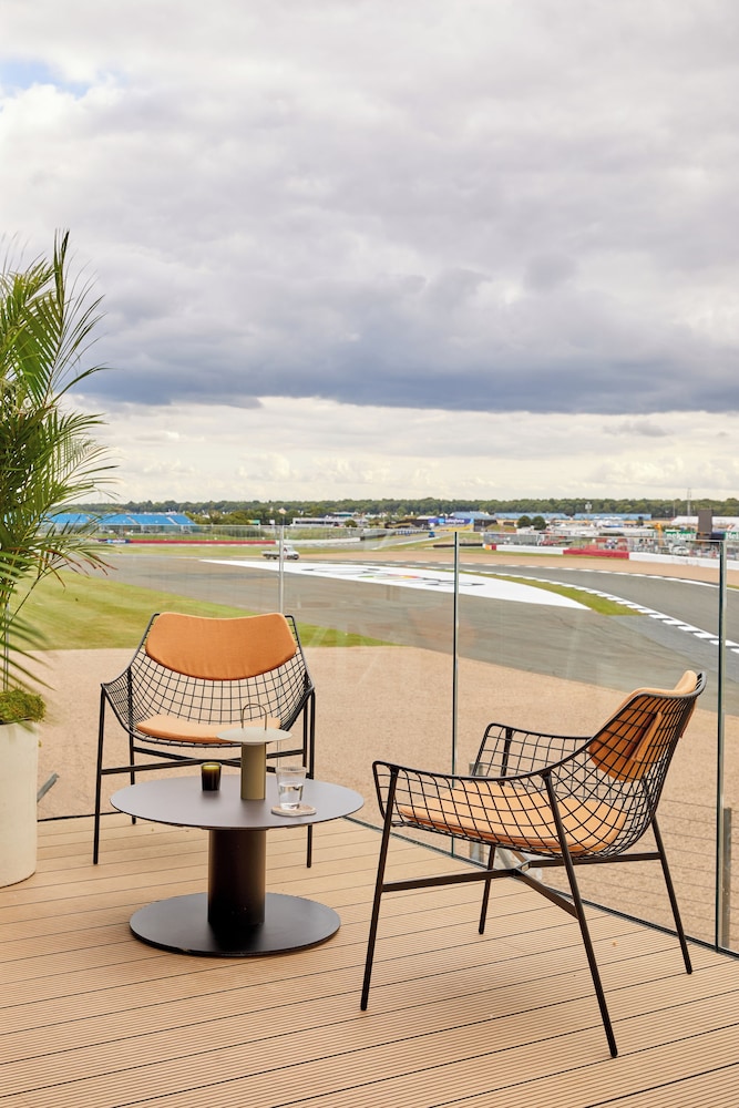 Escapade Silverstone 25/26