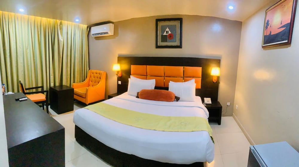 Oakspring Hotel &amp; Luxury Suites 14/50
