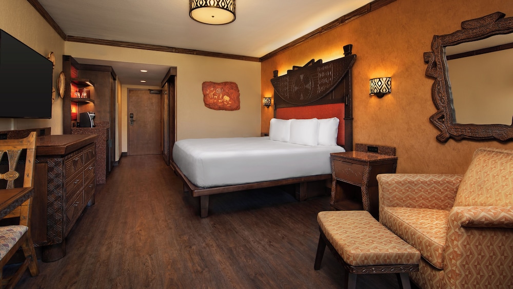 Room, King Bed, Water View, Accessible، Disneys Animal Kingdom Lodge 2/3