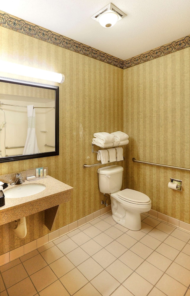 Hampton Inn & Suites by Hilton Petoskey 25/75