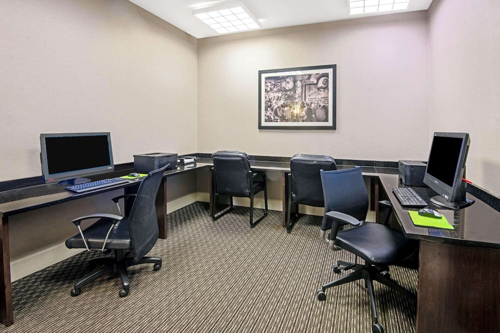 La Quinta Inn & Suites by Wyndham San Antonio Airport 46/63