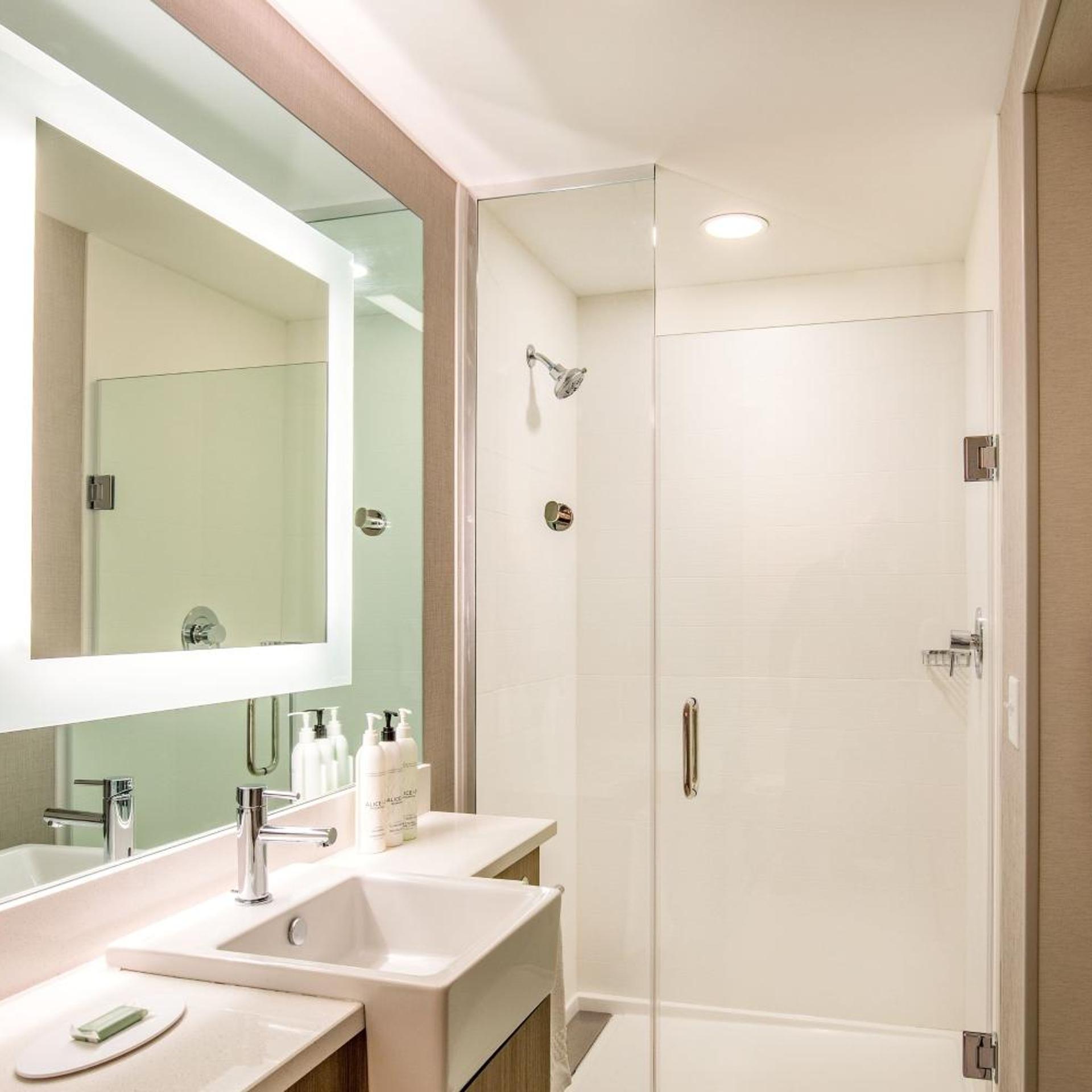 جناح بسرير كوين بإطلالة جزئية على البحر، SpringHill Suites by Marriott Boston Logan Airport Revere Beach 4/6