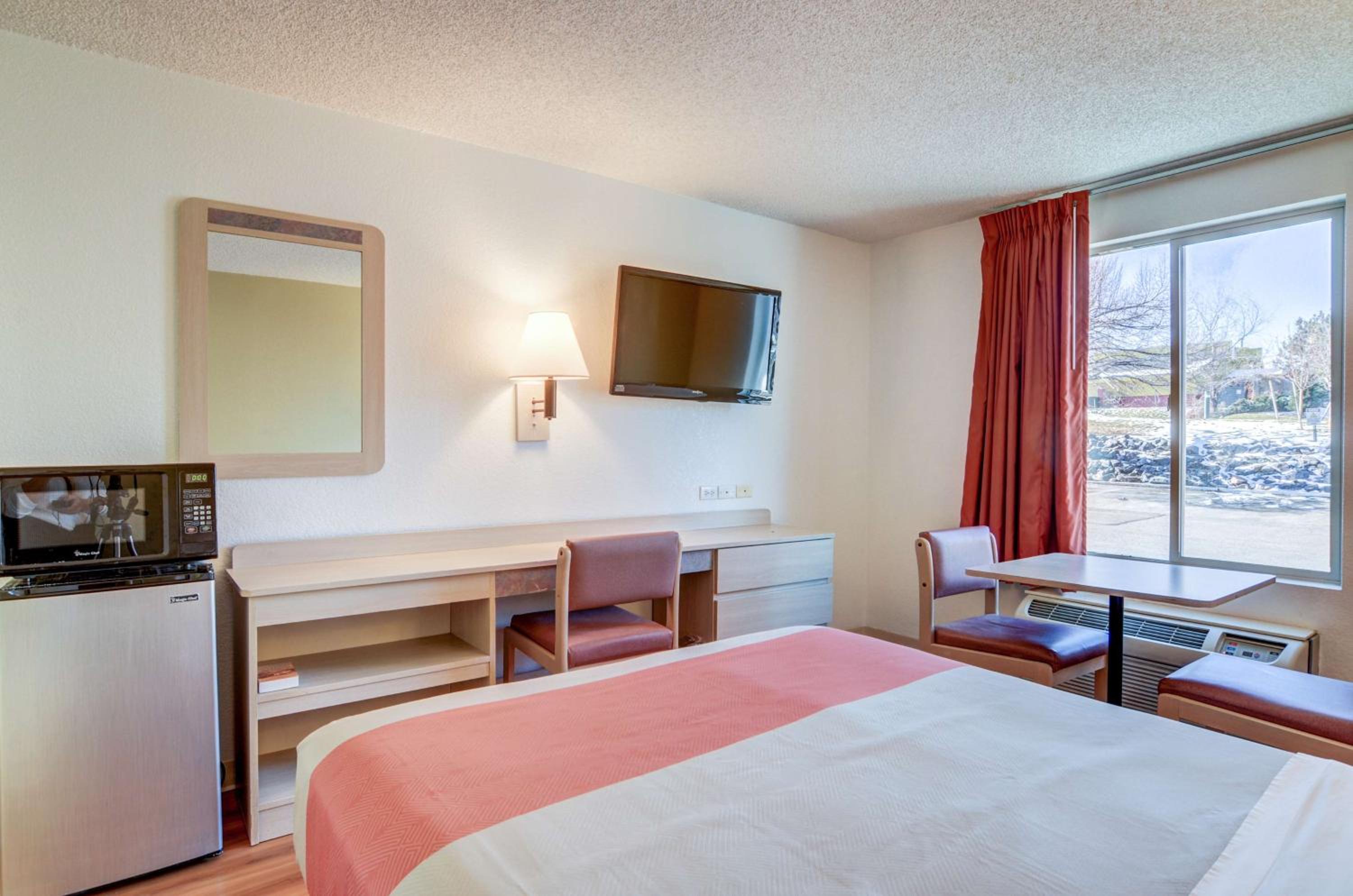 1 Queen Bed - Mob Acc RI Shwr Nsmk Micfridg