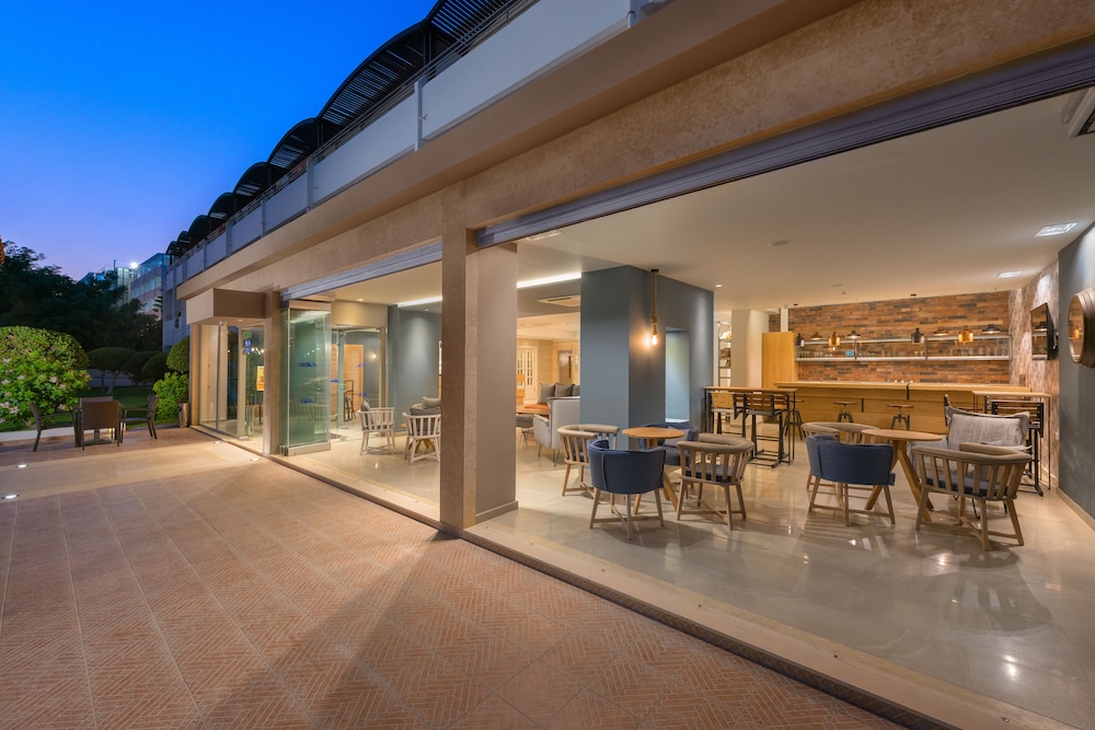 Family World Aqua Beach Matoula Complex 4/48