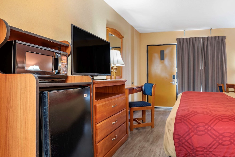 Econo Lodge Inn & Suites Evergreen 19/24