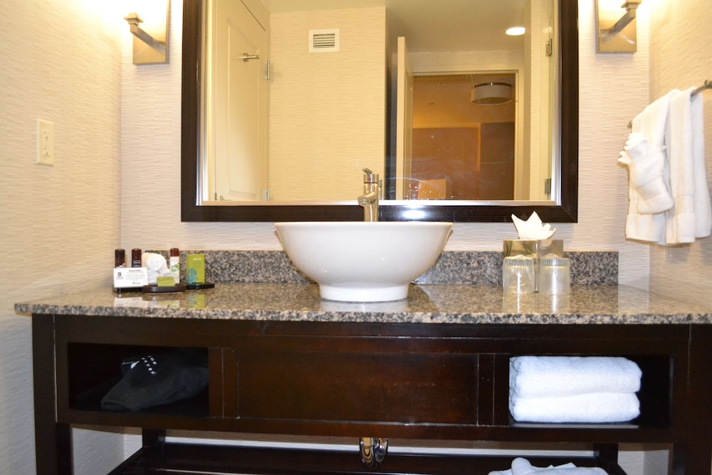 Embassy Suites Palmdale 23/63