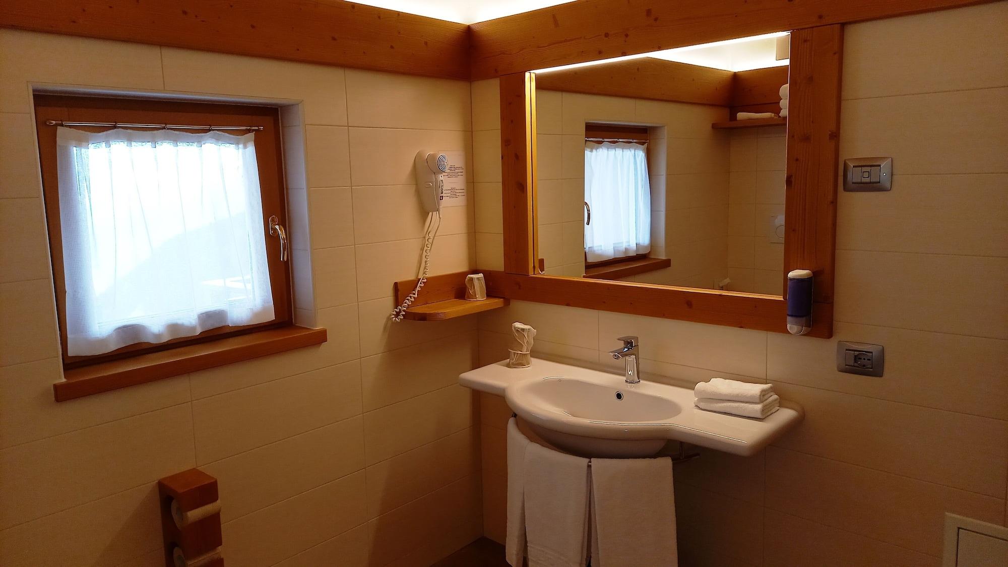 غرفة عائلية بإطلالة على الجبل بشرفة، Hotel Monte Bondone 7/7