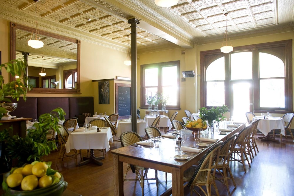 HEALESVILLE HOTEL 38/50