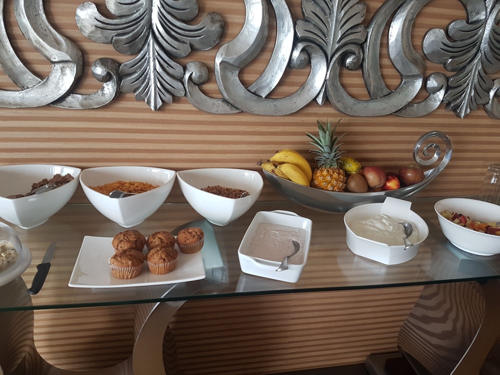 Magellans Hotel 34/50