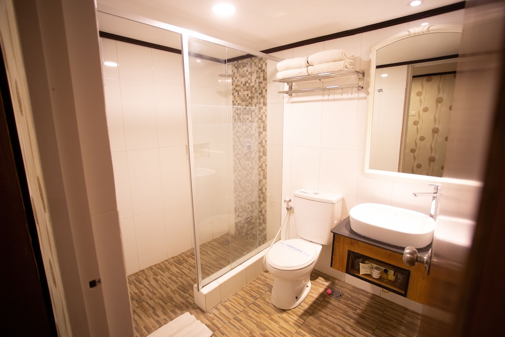 Royal Caravan Hotel and Outbond 30/58