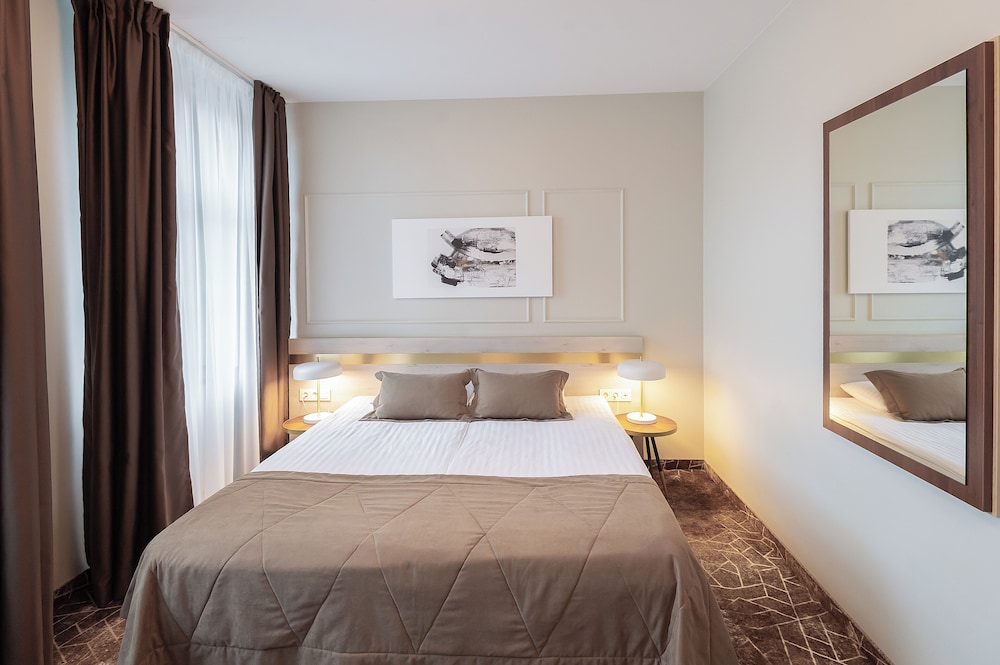 Old Port Hotel 17/50