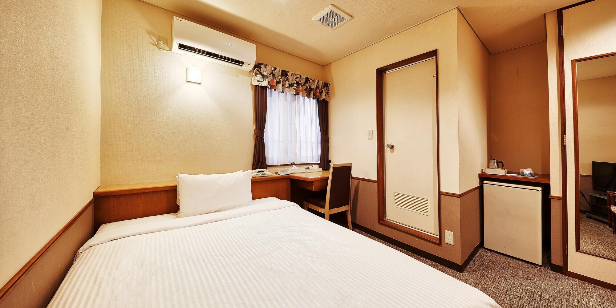 ECONOMY, DOUBLE BED, SMOKING