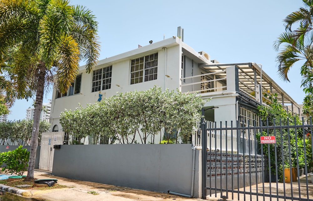 The Pelican Poshtel 3/50