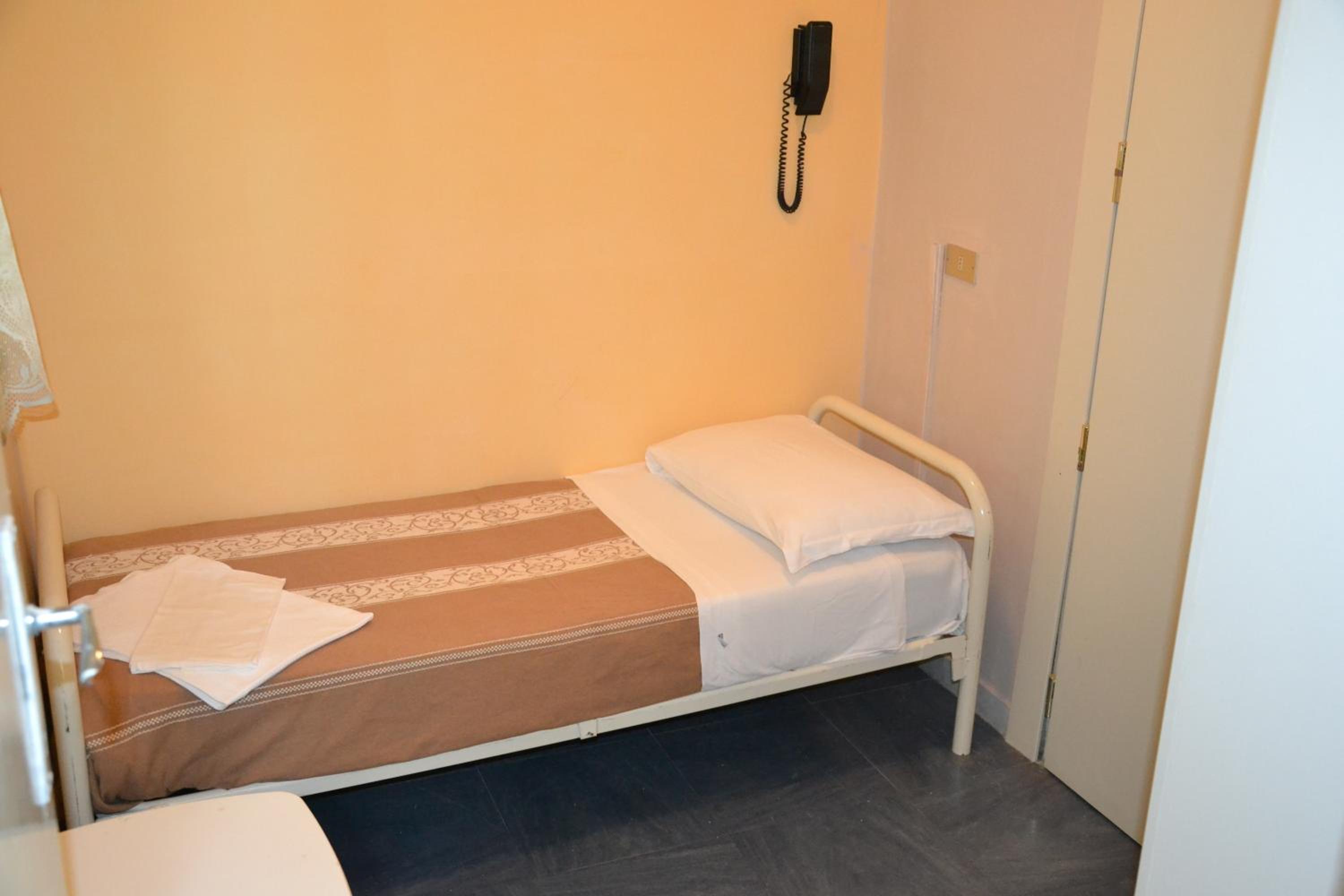 ROOM, SINGLE