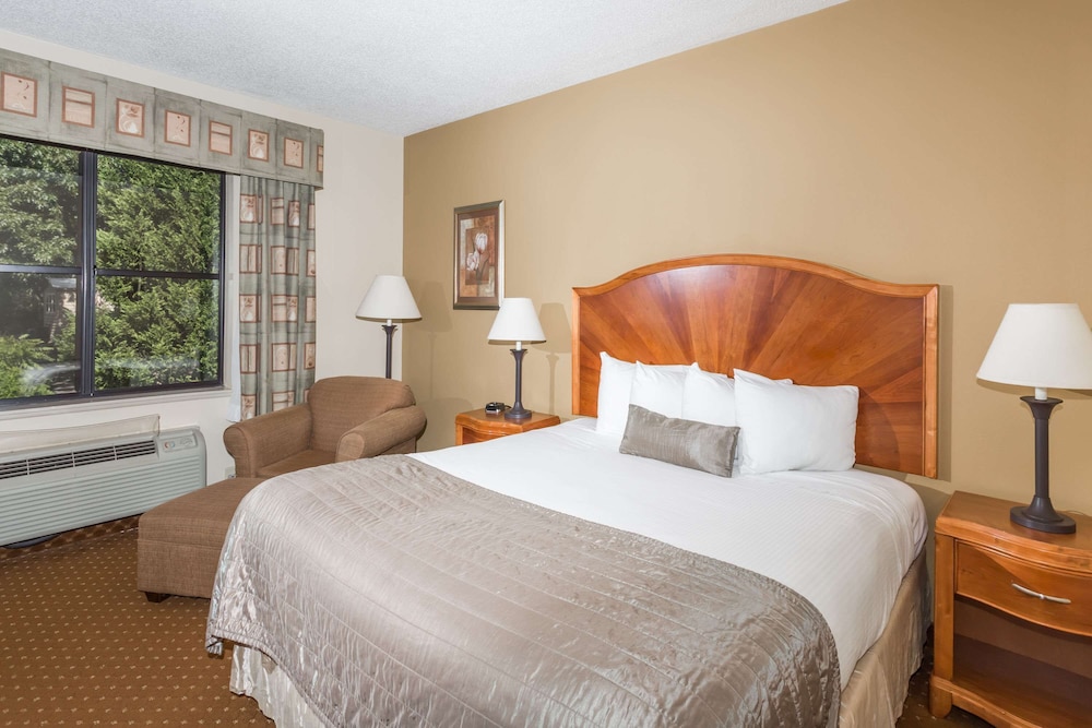 Baymont by Wyndham Asheville/Biltmore Village 7/27