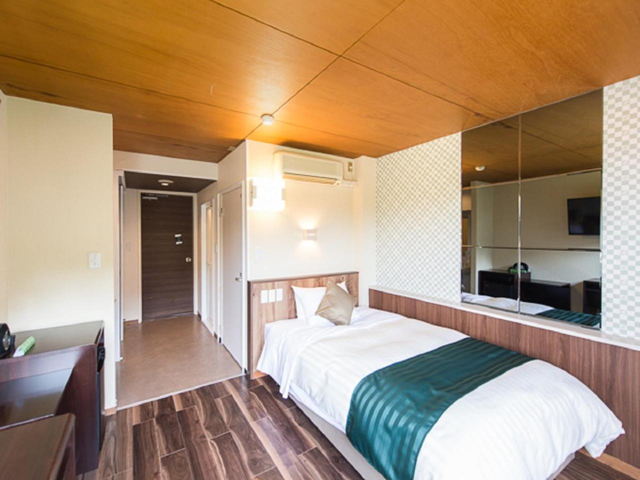 ROOM, SINGLE, SMOKING