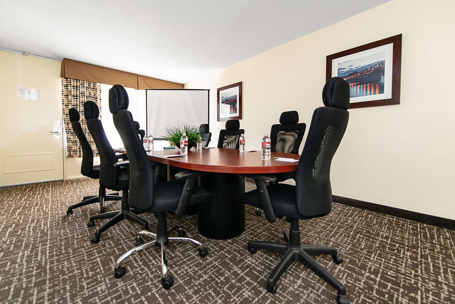 New Hope Inn & Suites 17/17