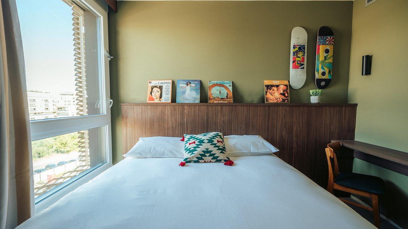 Capsule, Queen Bed