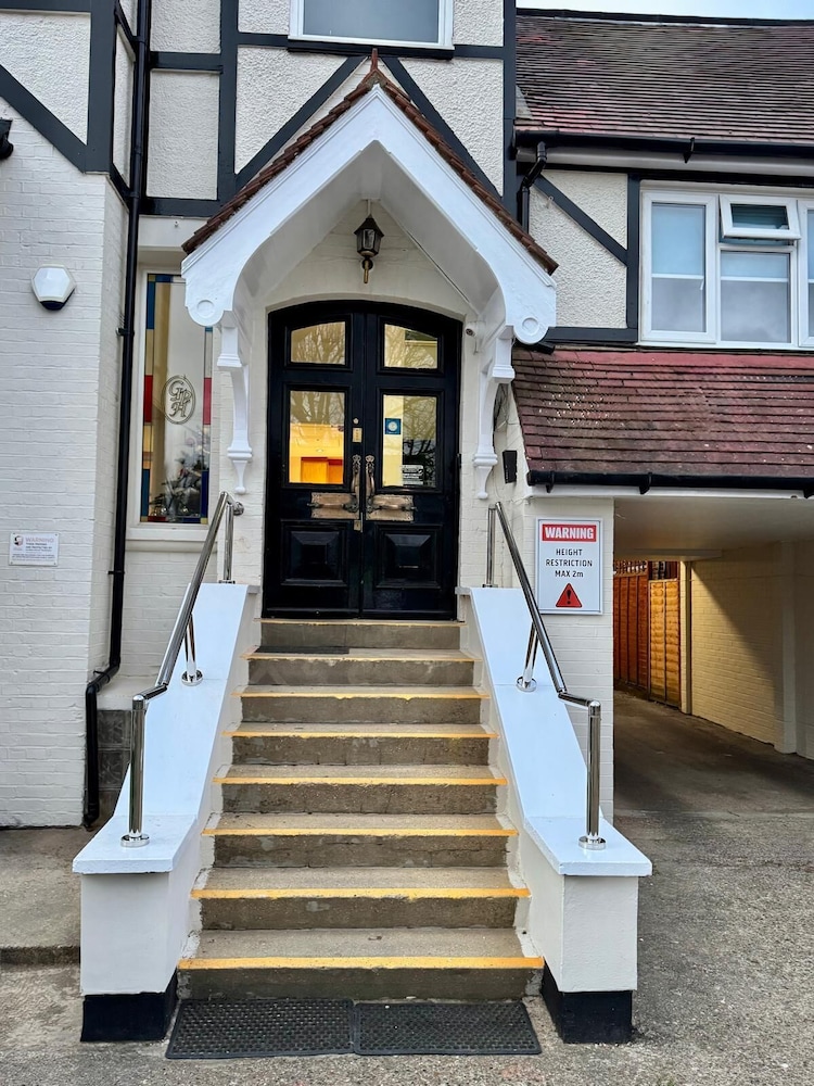 Gidea Park Hotel 3/51