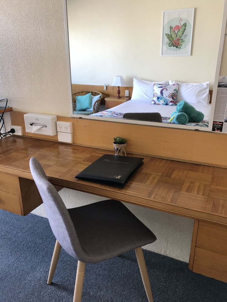 TROPICAL GATEWAY MOTOR INN 53/62