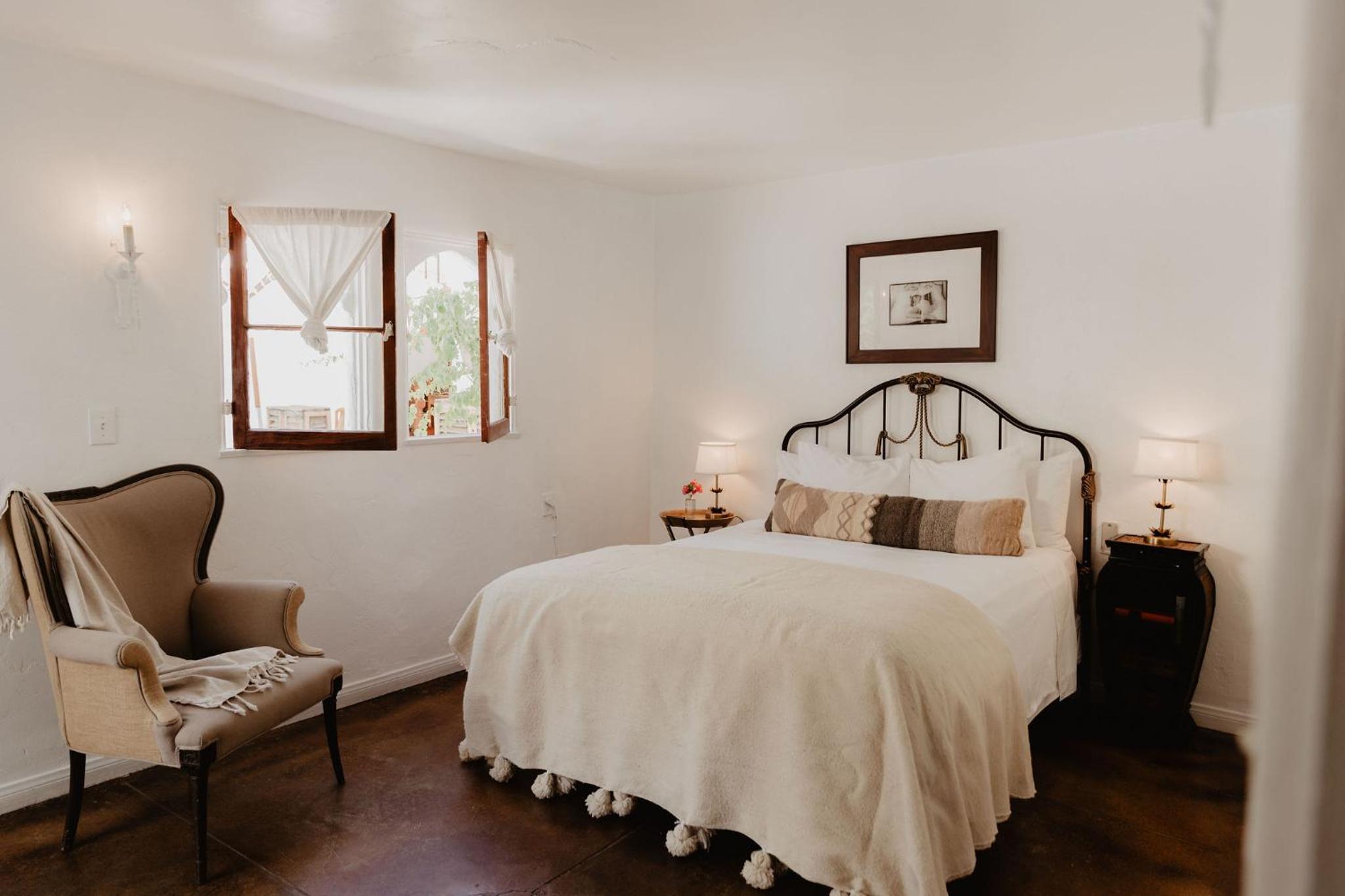 Atlas, Queen Bed