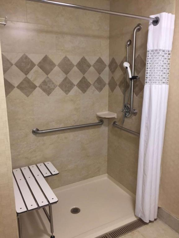 استوديو بسرير كينج مع أريكة لذوي الإعاقة، Hampton Inn Suites Stillwater 7/7