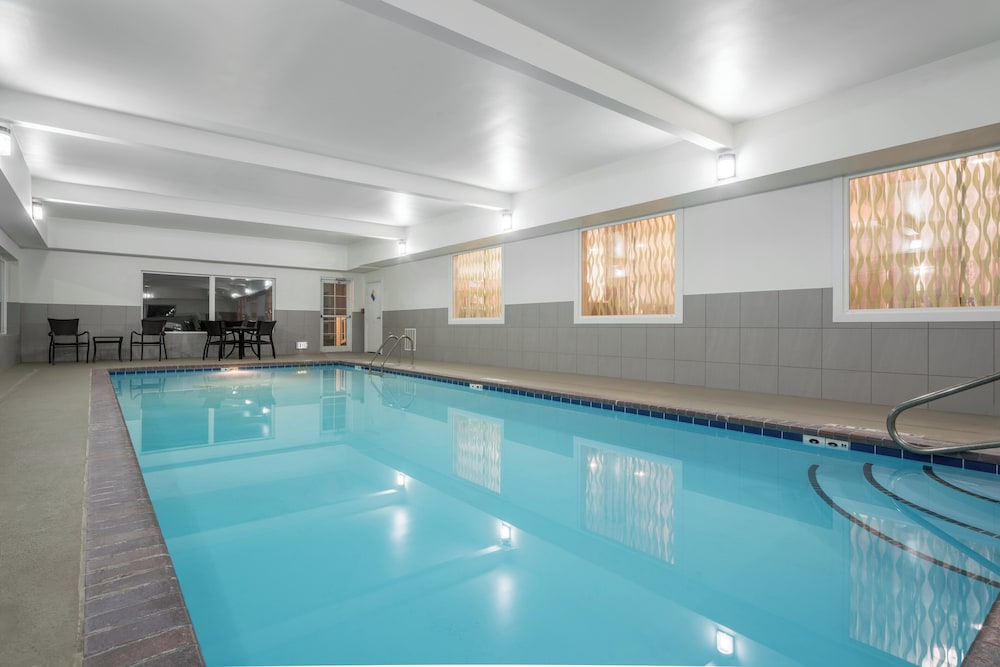 Holiday Inn Express Hotel Suites Ames 35/58