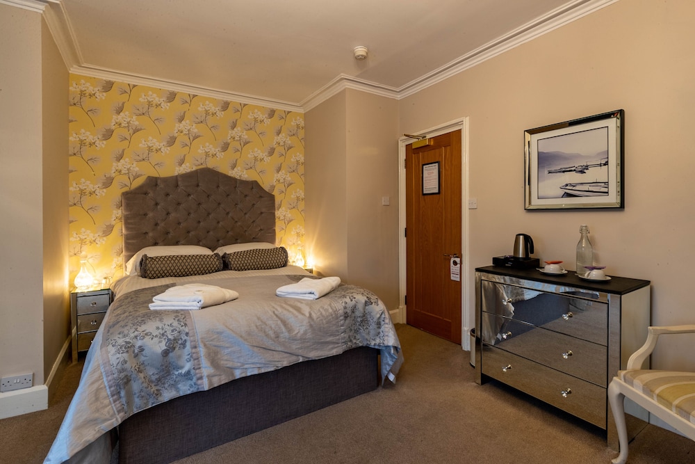 Holly Lodge Guest House 19/72