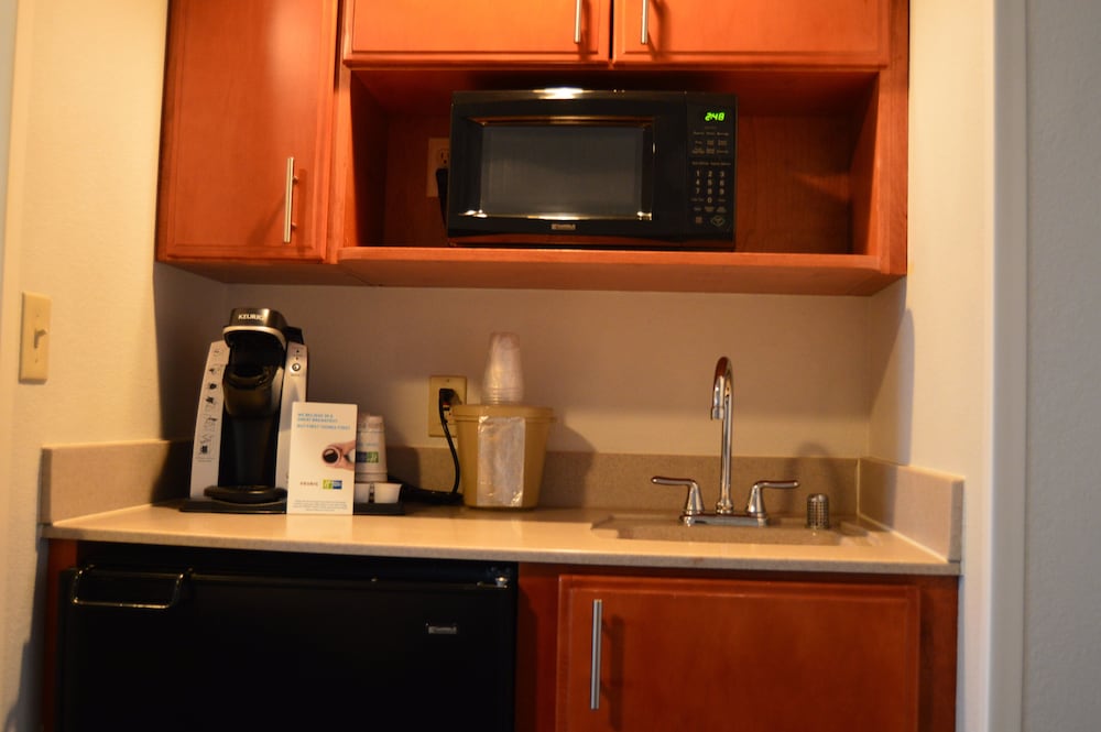 Holiday Inn Express Hotel Suites Winner 64/74