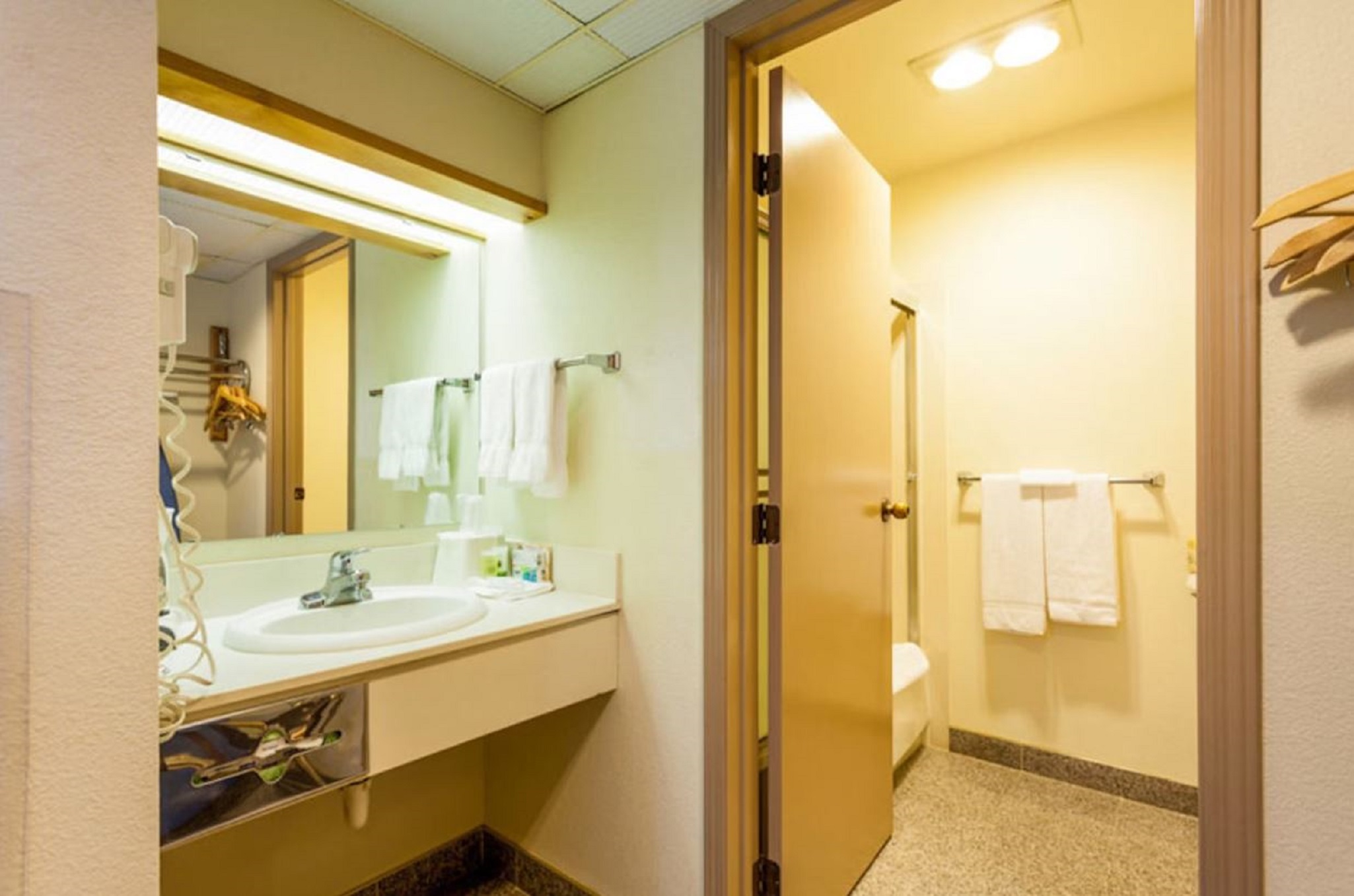 The Summit Inn (ex Howard Johnson Snoqualmie/Summit) 32/33