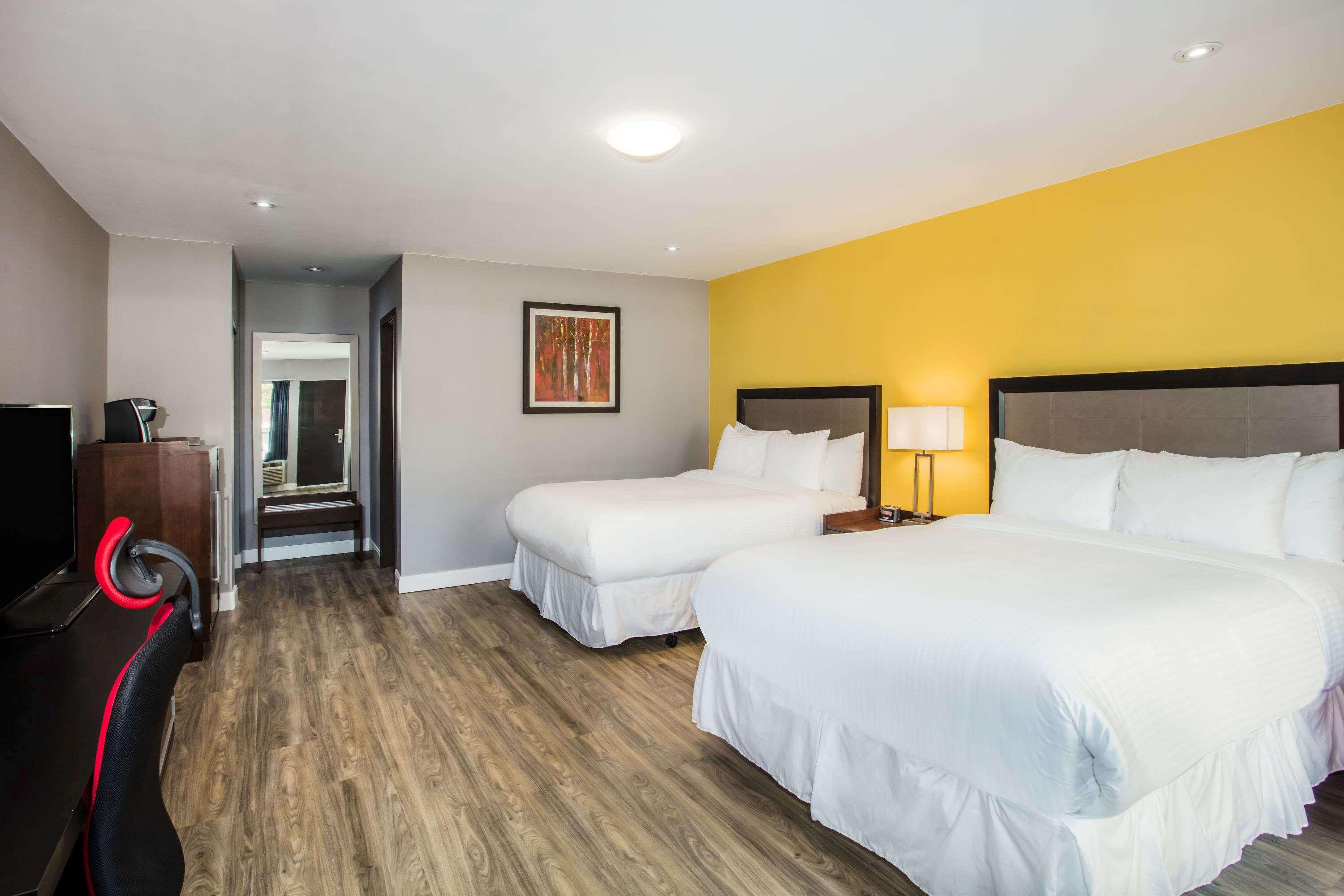 Room, 2 Queen Beds, Lake Side