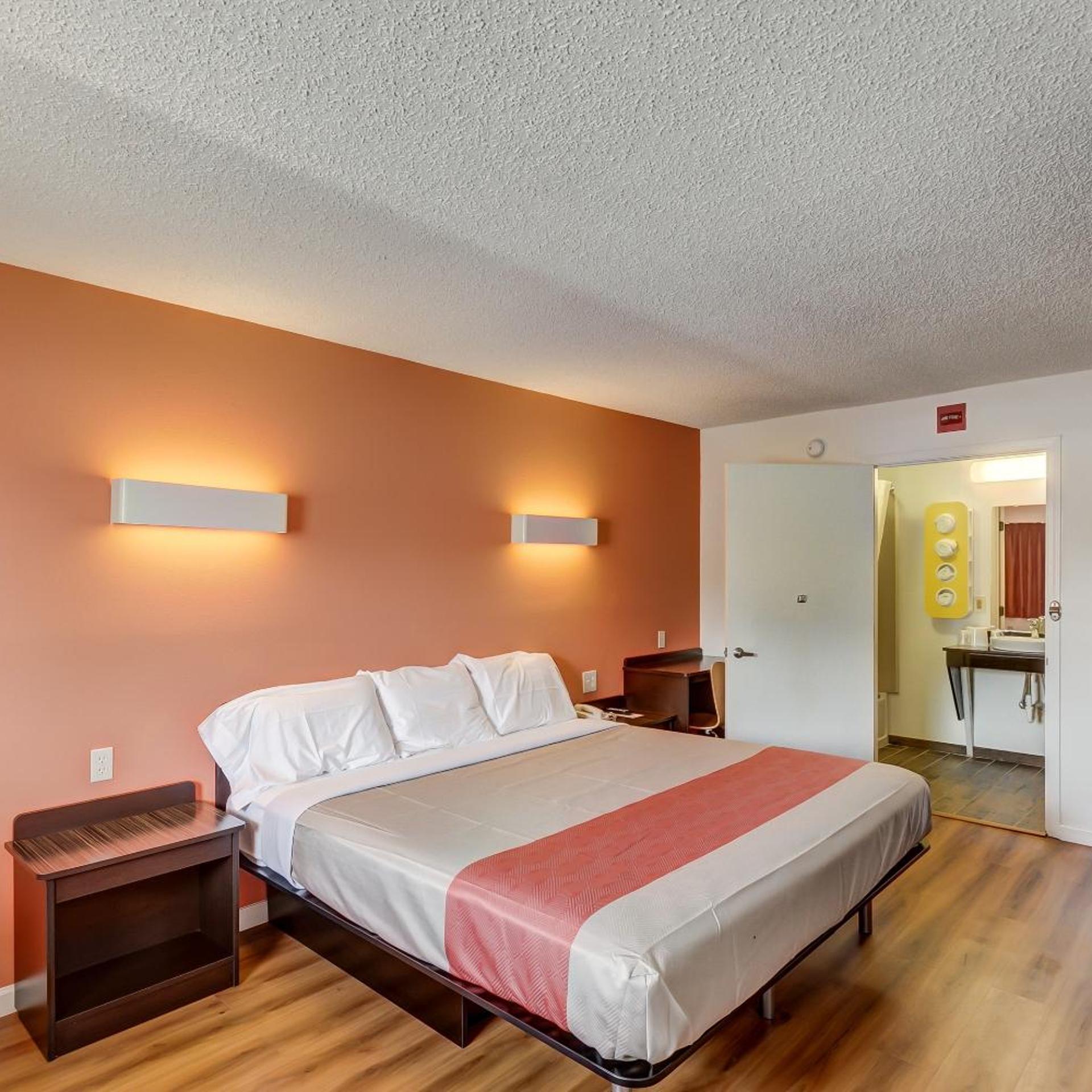 1 King Bed - Mob Acc RI Shwr Nsmk Micfridg