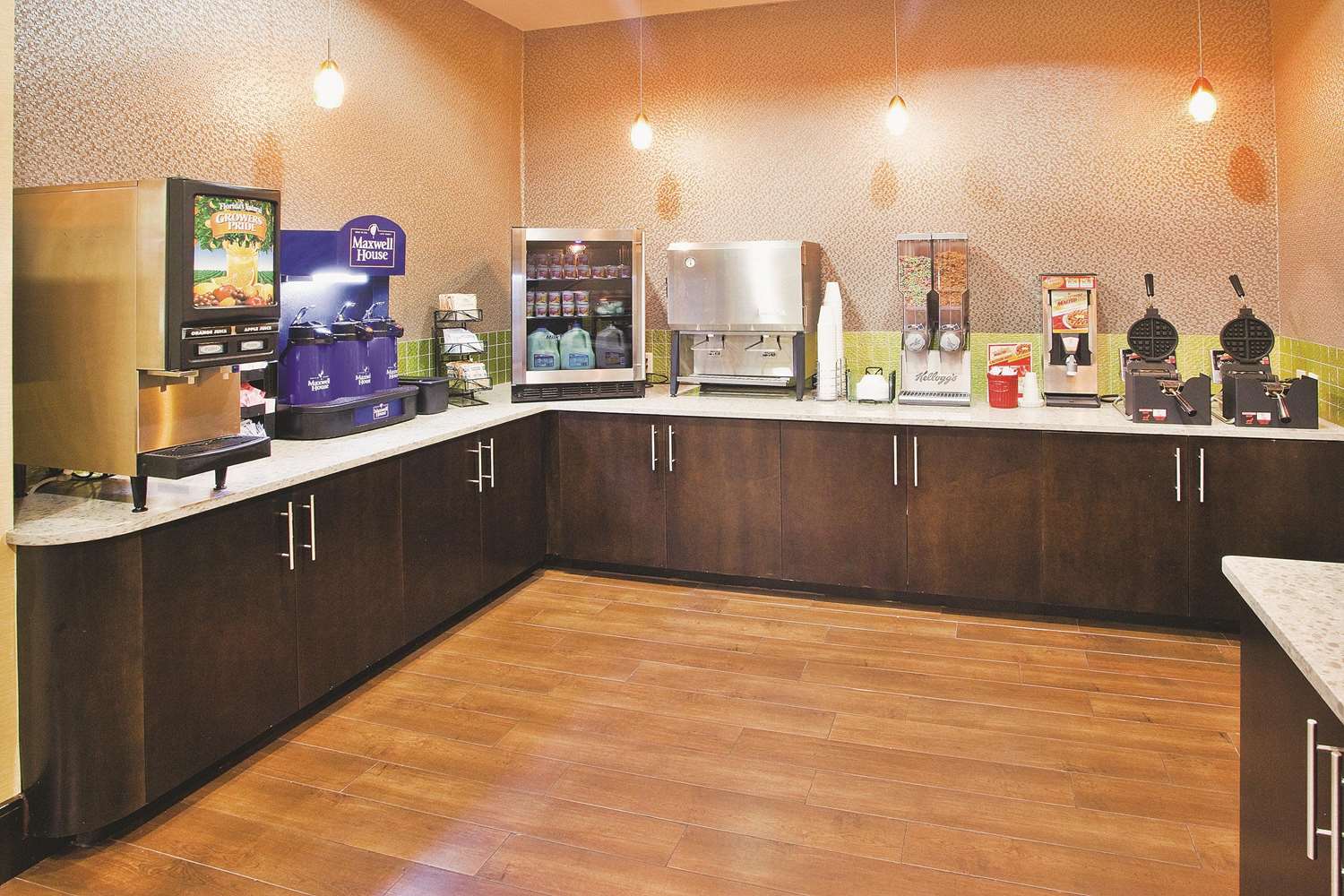 La Quinta Inn & Suites by Wyndham Hinesville - Fort Stewart 24/56