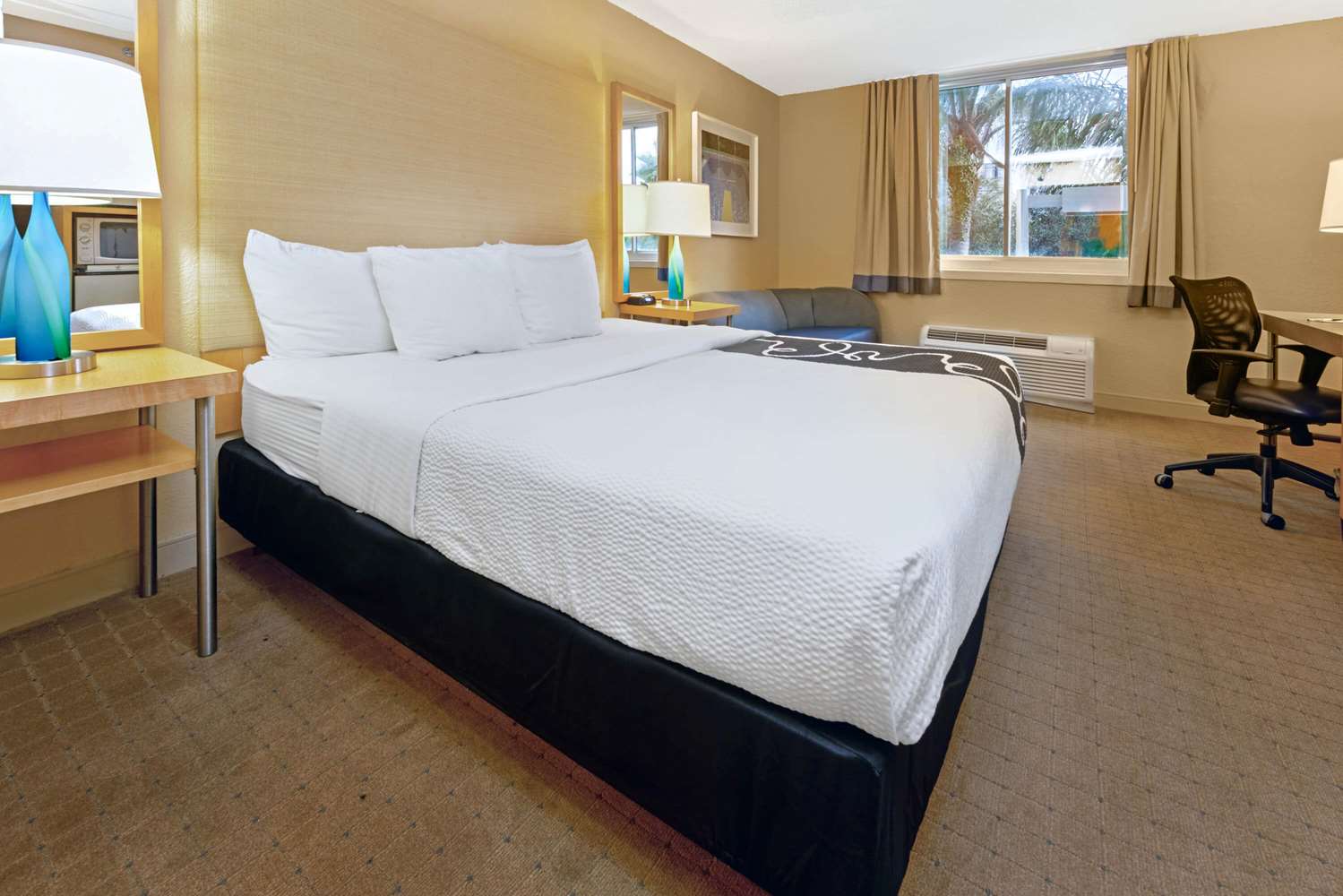 La Quinta Inn & Suites by Wyndham Coral Springs South 4/30