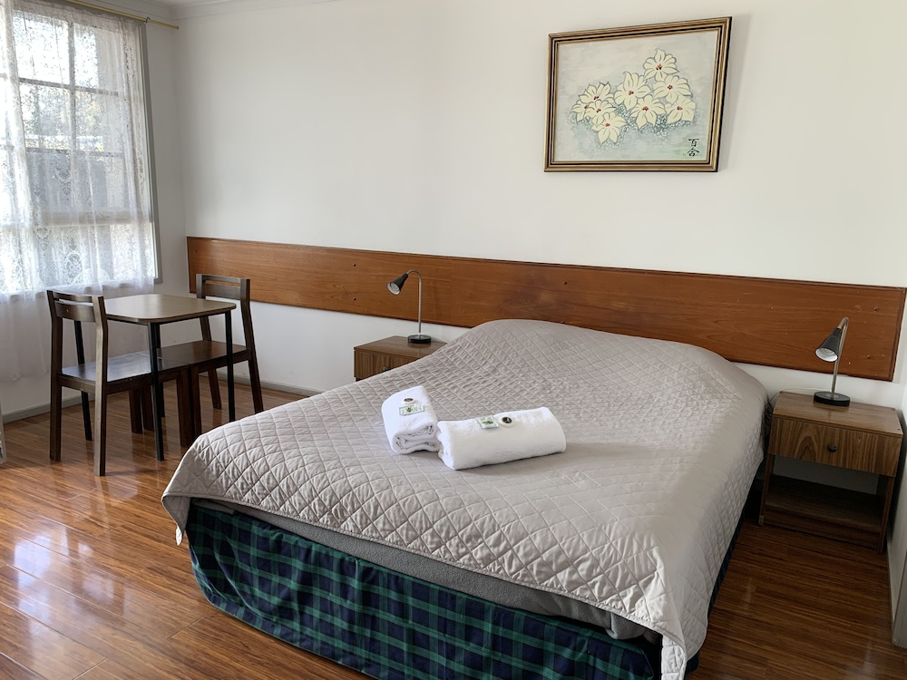 Beaconsfield Lodge Motel 35/66