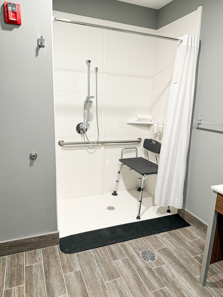 La Quinta Inn & Suites by Wyndham Mount Laurel / Moorestown 58/58