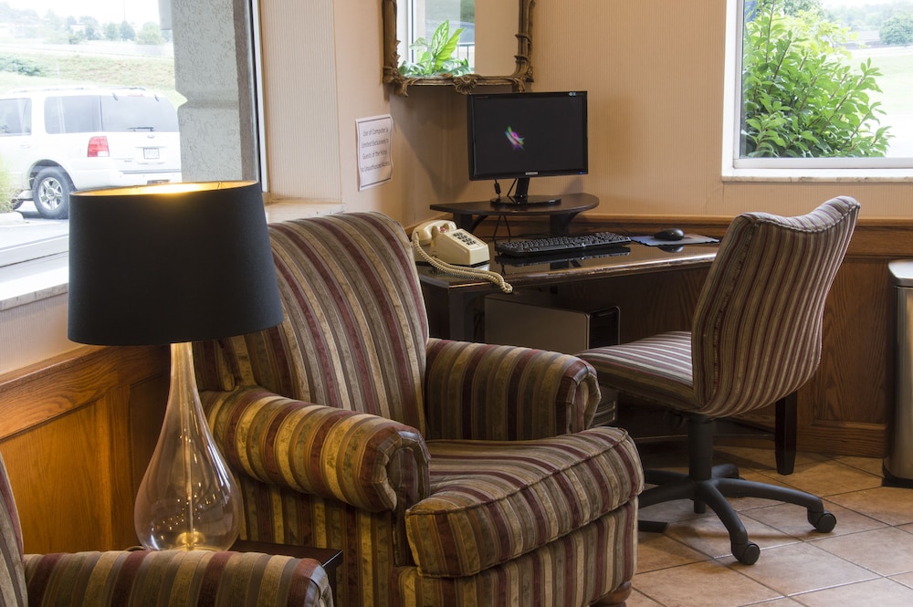 Lamplighter Inn Suites North 19/25