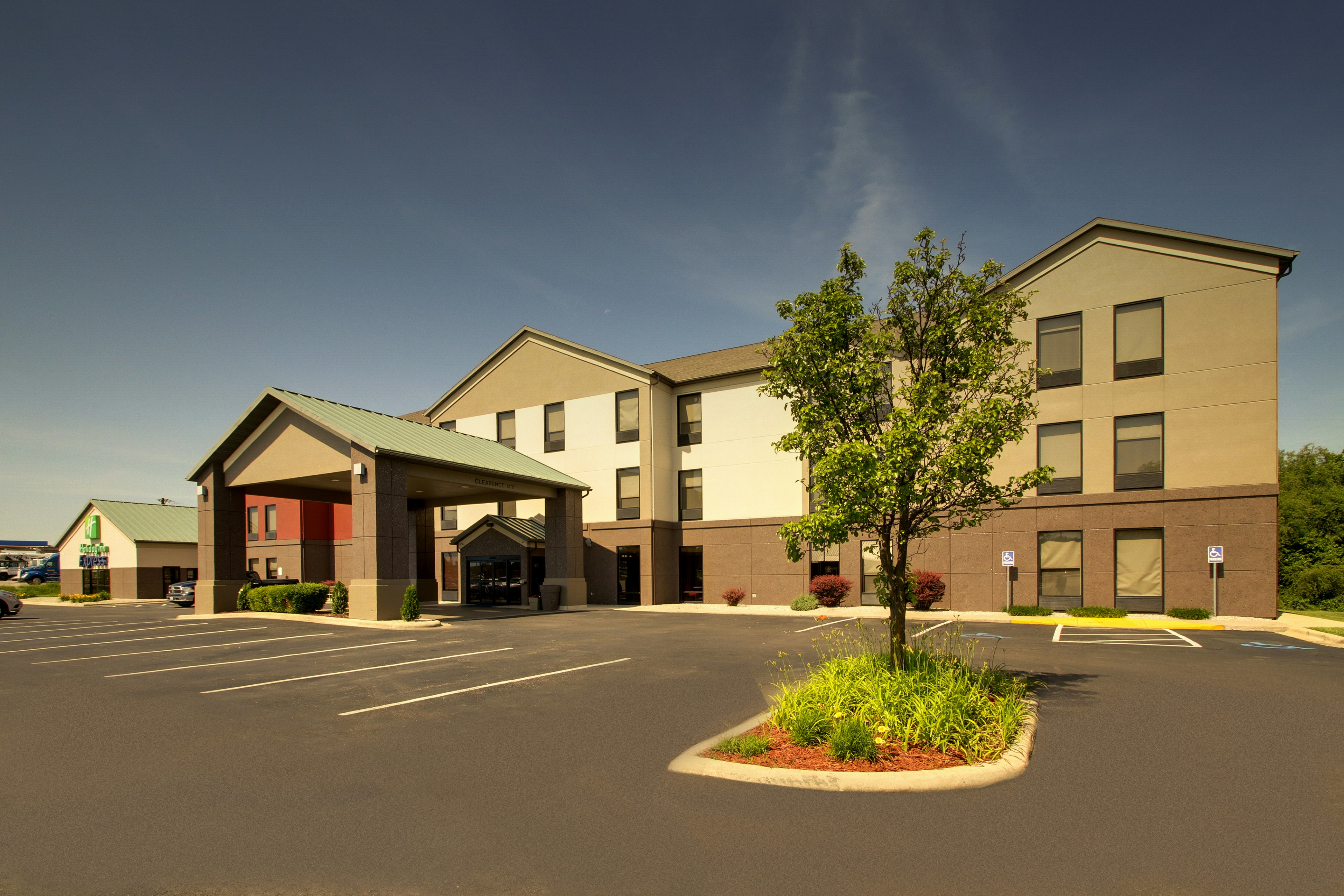 Holiday Inn Express Suites Lebanon 7/57
