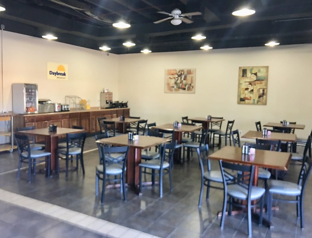 Days Hotel By Wyndham Peoria Glendale Area 17/24